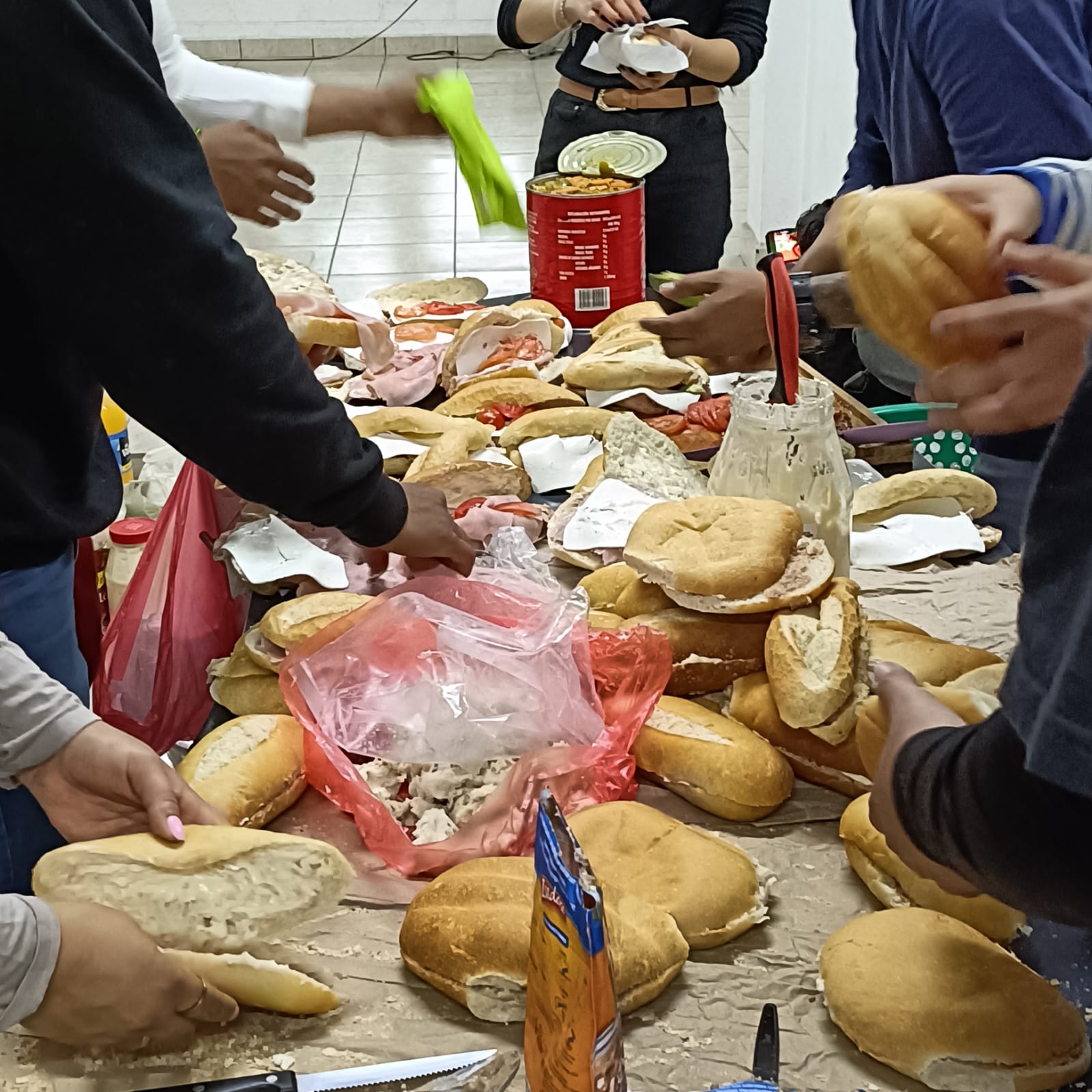 Baracks Army preparando comida para los enfermos