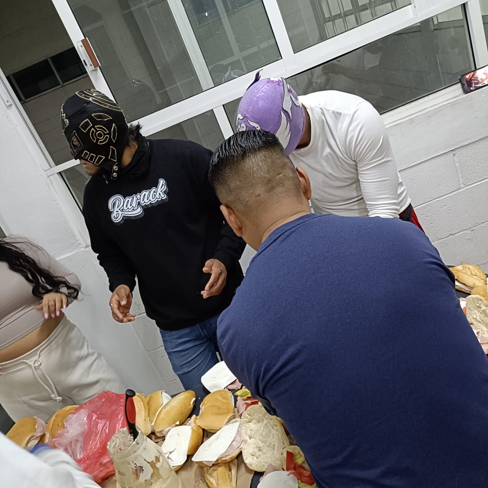 Baracks Army preparando comida para los enfermos